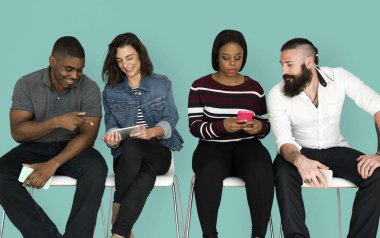 Studio sandalyelere oturan insanlar