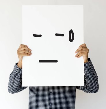 Kağıt afiş tutan kişi