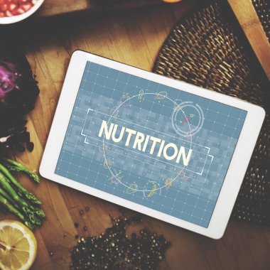  mutfak masasının üzerinde dijital tablet