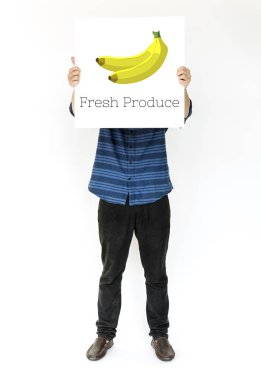 yüz kapsayan afişini tutan kişi 