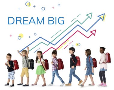 Sırt çantalı okul çocukları