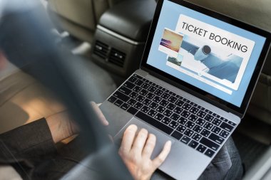 Arabaya dizüstü kullanarak işadamı