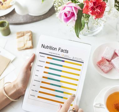 dijital tablet kullanan kadın