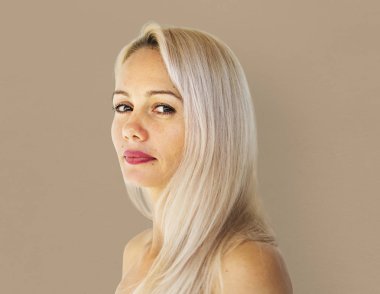 Çekici sarışın kadın.