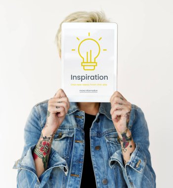 Dövmeli kadın yüz kapsayan