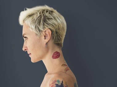 kısa sarı saçlı kadın