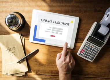 Dijital tablet kullanan kişi 