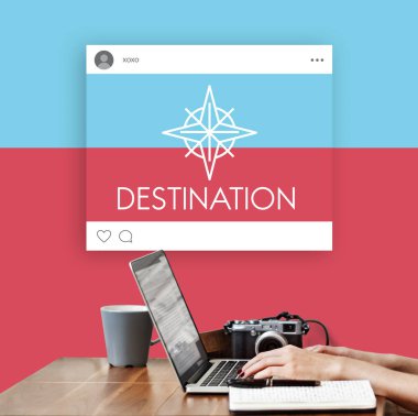 Dizüstü bilgisayarda yazı yazan kadın elleri 