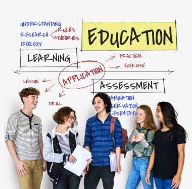  stüdyoda ayakta öğrenciler