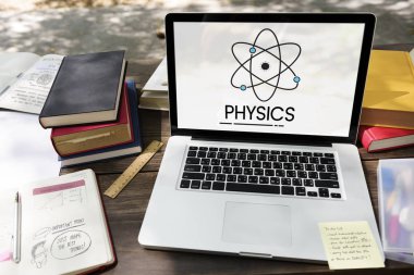 Çalışma alanı ile defter ve kitaplar 