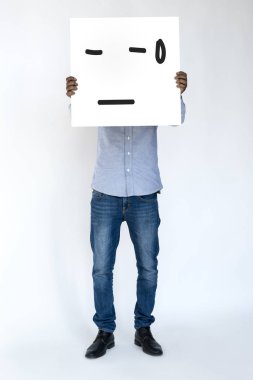 Elinde bayrak tutan adam 