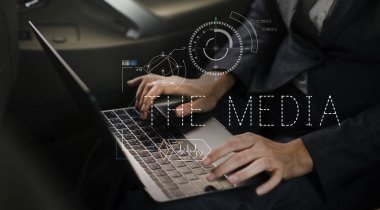 Arabaya dizüstü kullanarak işadamı