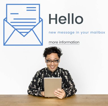 Dijital tablet kullanan adam  