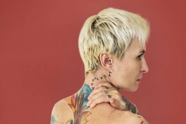 kısa sarı saçlı kadın