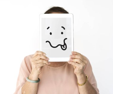 Dijital tablet tutan kadın 