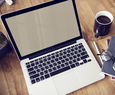 Açık tablo üstünde laptop