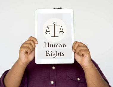 Dijital tablet tutan kadın 