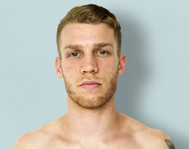 çıplak göğüs ile ciddi adam