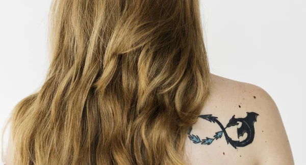 Mujer con tatuaje en la espalda —  Fotos de Stock