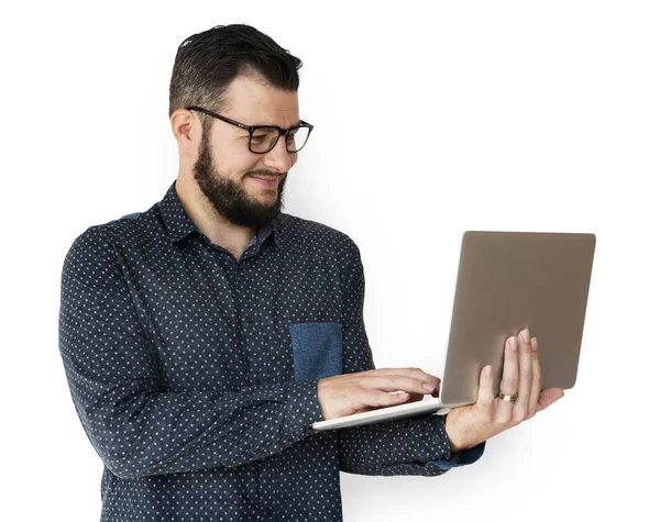 Білий чоловік використовує ноутбук — стокове фото