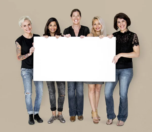 Kvinnor innehar papper plakat — Stockfoto