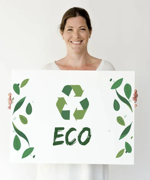 Mulher segurando cartaz de papel — Fotografia de Stock