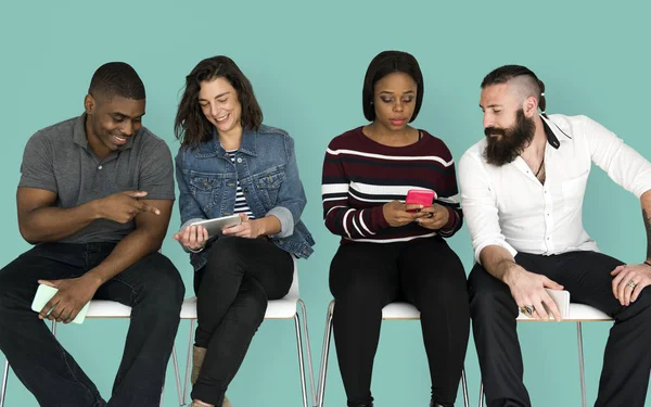 Menschen sitzen auf Stühlen im Studio — Stockfoto