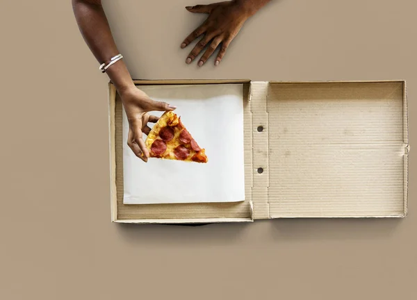 Hand nemen een plak van pizza — Stockfoto