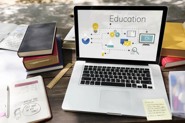 Çalışma alanı ile defter ve kitaplar 