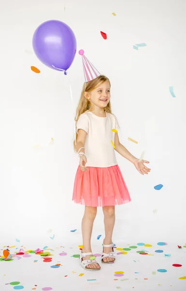 Дівчина в капелюсі на день народження з повітряною кулею — стокове фото