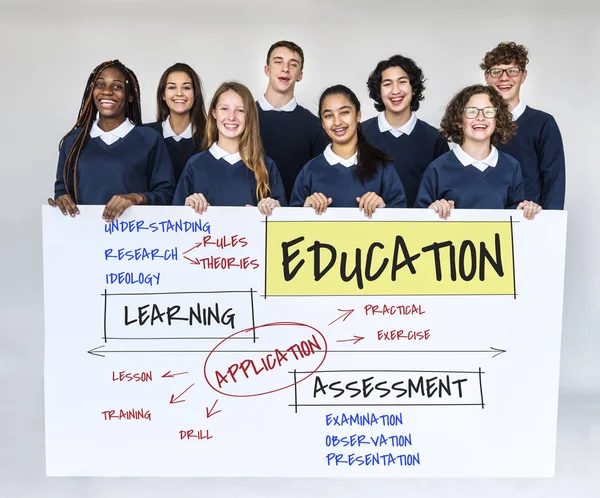 Studenten houden billboard — Stockfoto