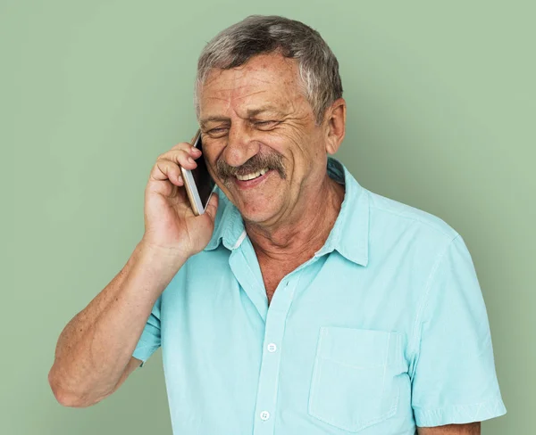 Людина розмовляє на мобільному телефоні — стокове фото