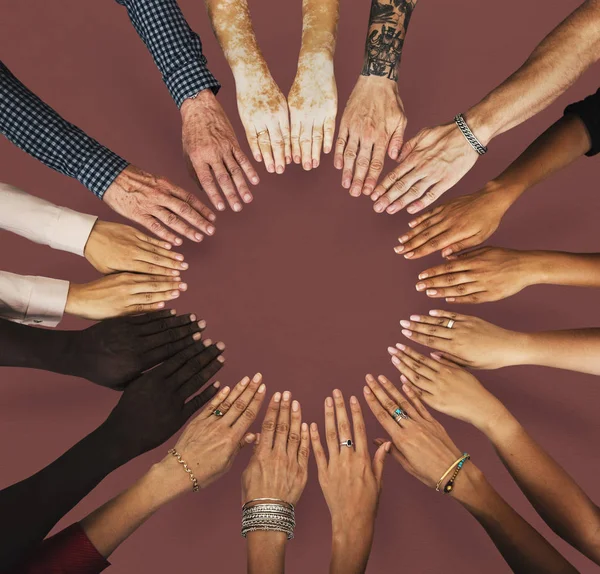 Grupo multiétnico de mãos humanas — Fotografia de Stock