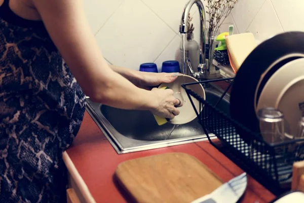 Kobieta jest sprzątanie kuchni w domu — Zdjęcie stockowe