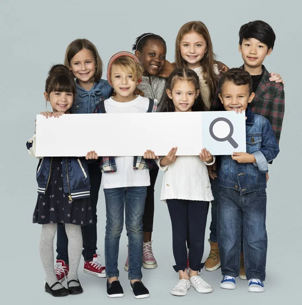 Niños sosteniendo barra de búsqueda —  Fotos de Stock