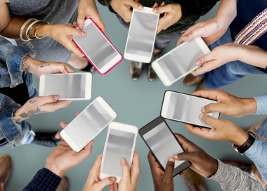 İnsanlar holding cep telefonları