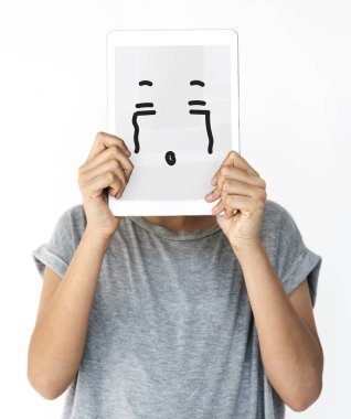 Dijital tablet tutan kadın 