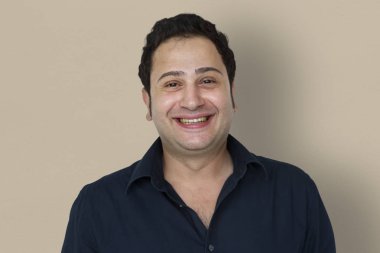 Yetişkin gülümseyen adam