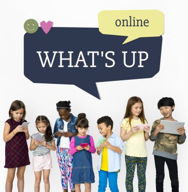 çocuklar dijital cihazlar ile 