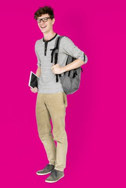 sırt çantası ve tablet ile ayakta adam 