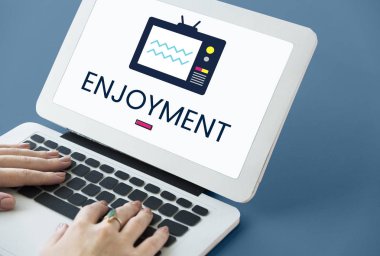 Dizüstü bilgisayarda yazan kadın klavyesi