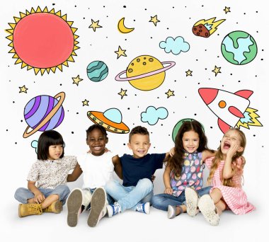 katta birlikte oturan çocuklar