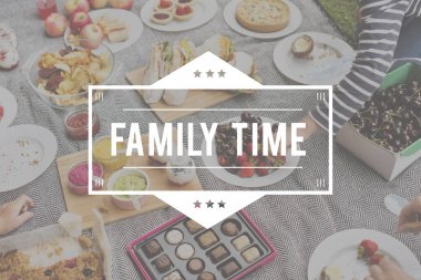 Piknikte dışarıda lezzetli yemekler