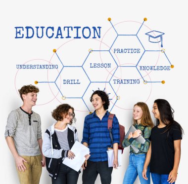  stüdyoda ayakta öğrenciler