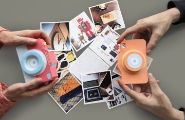 İnsanlar Holding Papercraft kamera