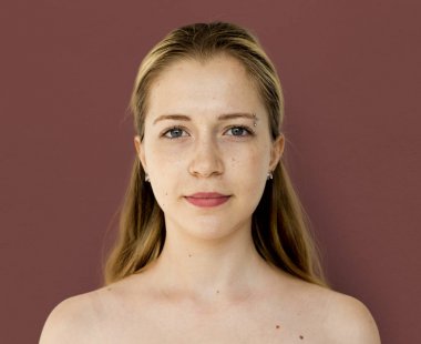 Kadın sakin yüz ifadesi ile