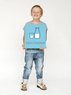 Kağıt afiş tutan çocuk