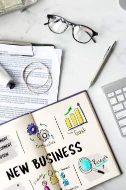 çalışma alanı tablosu ile açık kitap