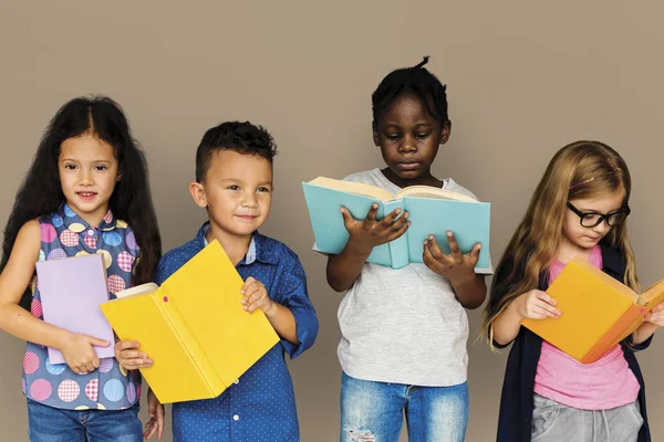 Kinder lesen Bücher — Stockfoto