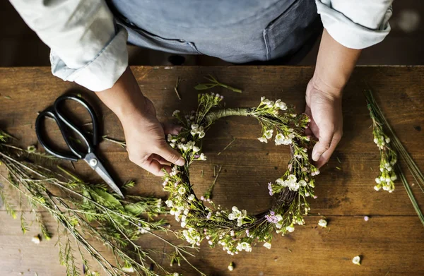 Bloemist man boeket bloemen maken — Stockfoto